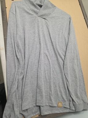 Emirates Hydra active Size Medium Shirt